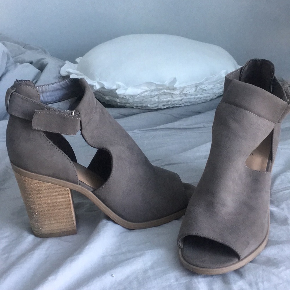 Brown boots with heal